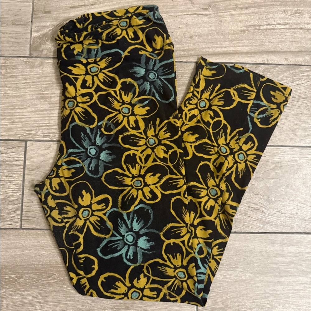 LuLaRoe Tall and Curvy Leggings Black with Daisy Floral Print TC